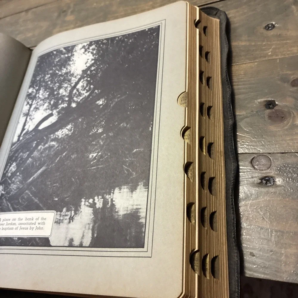 The Holy Bible: The Good Leader Bible (1946 Leather) Goodwill Distributors Large